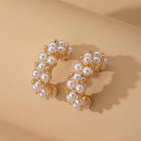 Last pair! Pearl accent hoops. Stud